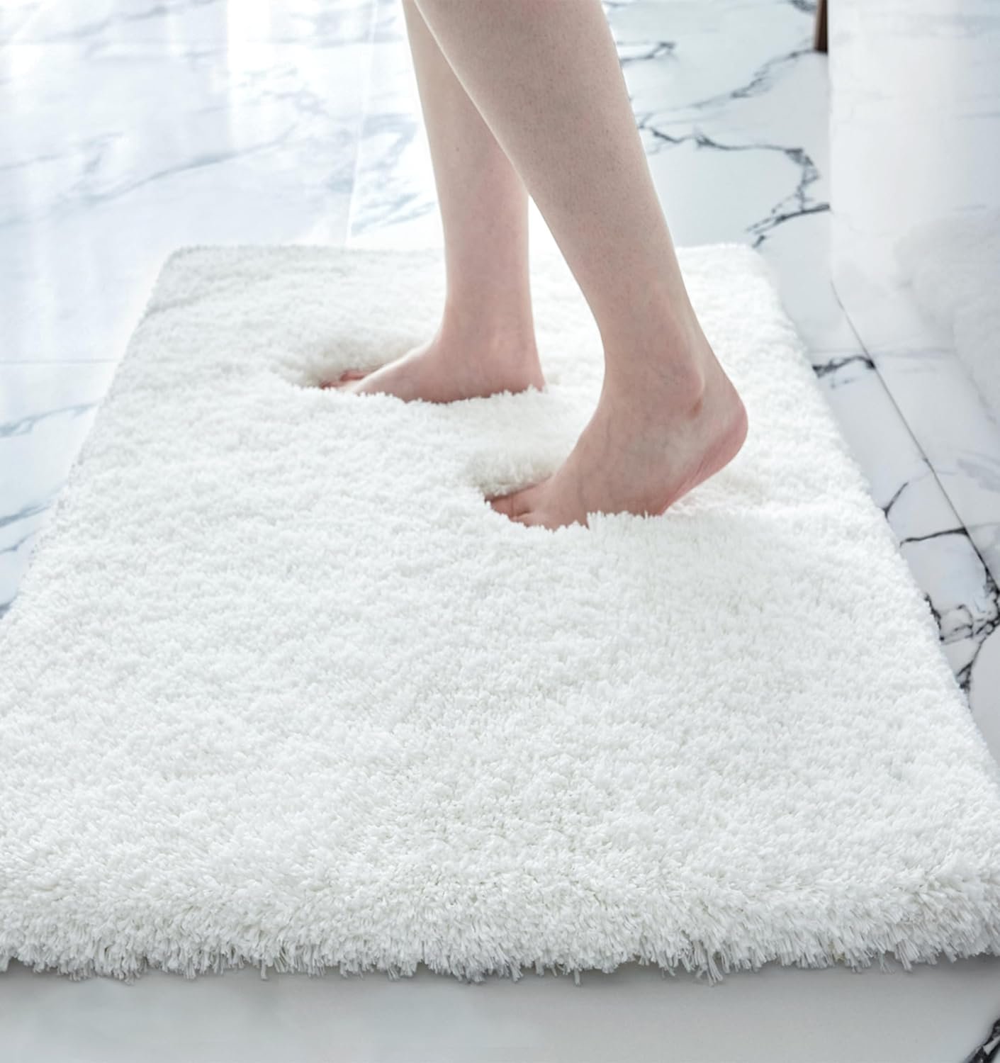 Disolla White Bathroom Rug 17×24 – Non-Slip Plush Small Bath Mat, Highly Absorbent & Ultra Soft Fluffy Floor Mat, Machine Washable for Shower and Tub