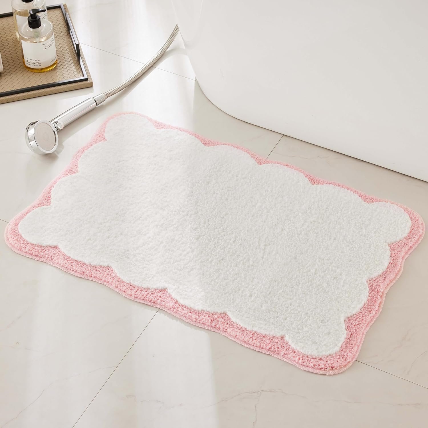 Luxury Microfiber Bathroom Rugs, White Bath Rug with Pink Scalloped Piping Cute Aesthetic Girly Bath Mat for Women’s Bathroom, Tub, Floor Carpet, Sink, Shower, Anti Slip, Absorbent, 32×20
